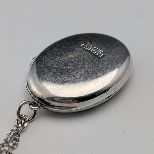 復古純銀橢圓形小盒吊墜,搭配純銀項鍊,總重 7.6 克