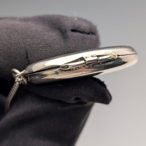 復古純銀橢圓形小盒吊墜,搭配純銀項鍊,總重 7.6 克