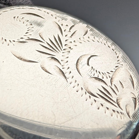 復古純銀橢圓形小盒吊墜,搭配純銀項鍊,總重 7.6 克