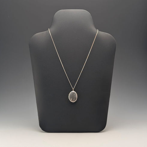 復古純銀橢圓形小盒吊墜,搭配純銀項鍊,總重 7.6 克