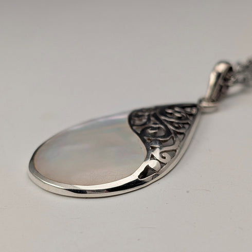 ヴィンテージ 純銀台座 マザーオブパール ドロップ型ペンダント ネックレス付