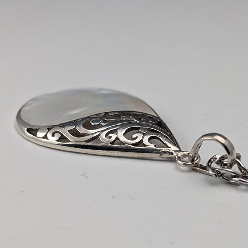 ヴィンテージ 純銀台座 マザーオブパール ドロップ型ペンダント ネックレス付