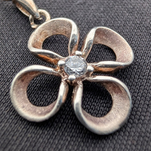 ヴィンテージ 石付き純銀製フローラルペンダント 純銀ネックレス付き 計2g