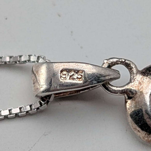 Vintage sterling silver floral pendant with stones, with sterling silver necklace, total 2g.