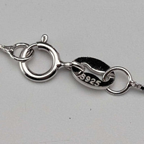 Vintage sterling silver floral pendant with stones, with sterling silver necklace, total 2g.