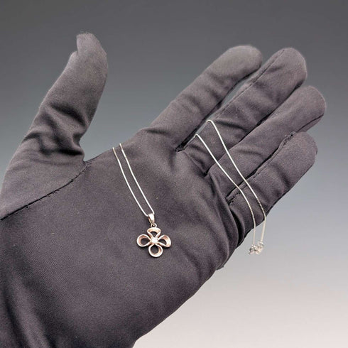 Vintage sterling silver floral pendant with stones, with sterling silver necklace, total 2g.
