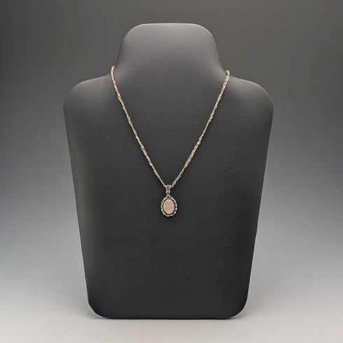 復古珍珠母貝吊墜,搭配純銀底座和純銀項鍊,重 8.1 克