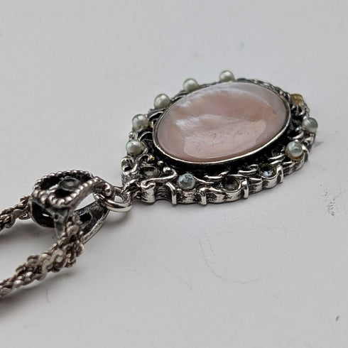 復古珍珠母貝吊墜,搭配純銀底座和純銀項鍊,重 8.1 克