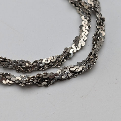 復古珍珠母貝吊墜,搭配純銀底座和純銀項鍊,重 8.1 克