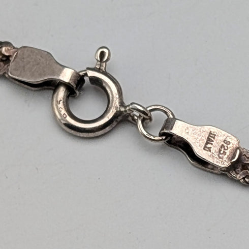 復古珍珠母貝吊墜,搭配純銀底座和純銀項鍊,重 8.1 克