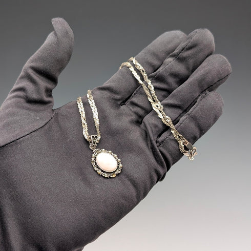 復古珍珠母貝吊墜,搭配純銀底座和純銀項鍊,重 8.1 克