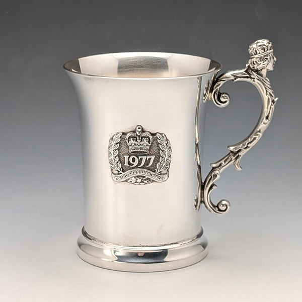 1977年伊莉莎白二世女王登基鑽禧紀念純銀馬克杯,302克,伯明罕造幣廠出品,含原廠盒及說明書,品相極佳。