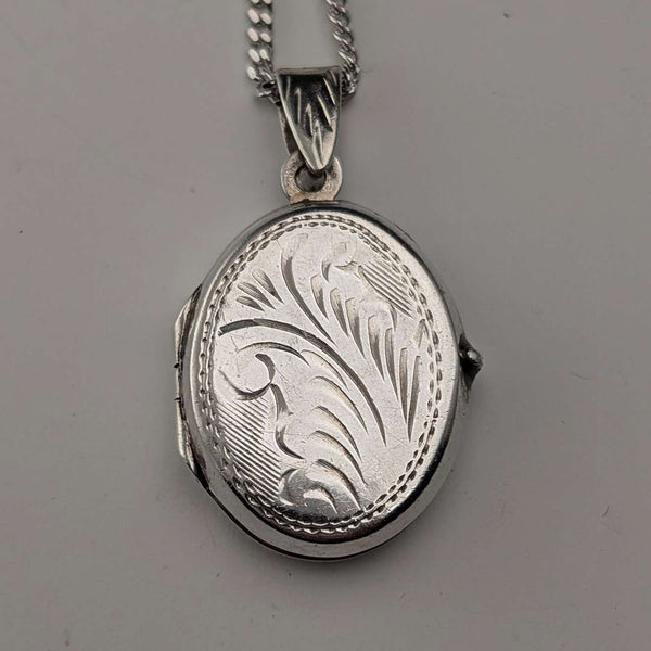 Vintage Sterling Silver Oval Locket Pendant with Sterling Silver Necklace, 5.4g Total