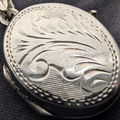 復古純銀橢圓形吊飾盒,搭配純銀項鍊,總重5.4克