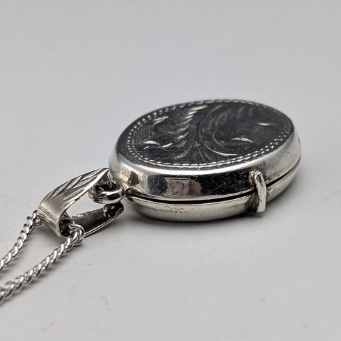 復古純銀橢圓形吊飾盒,搭配純銀項鍊,總重5.4克