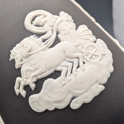 一對英國老式韋奇伍德黑色碧玉花瓶。