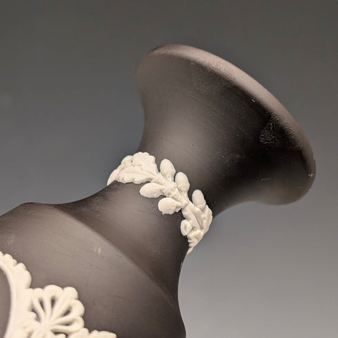 一對英國老式韋奇伍德黑色碧玉花瓶。