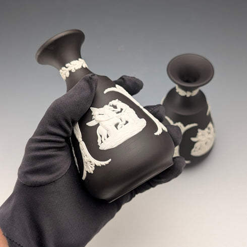 一對英國老式韋奇伍德黑色碧玉花瓶。