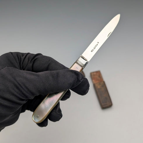 1833年英國納撒尼爾·克雷斯威克(Nathaniel Creswick)設計的古董珍珠母貝柄純銀刀刃折疊刀,附刀盒