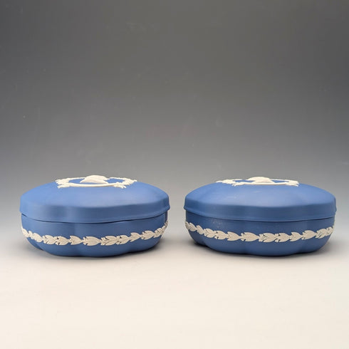 1977年韋奇伍德伊麗莎白女王登基鑽禧紀念款帶蓋首飾盒一對,皇家藍