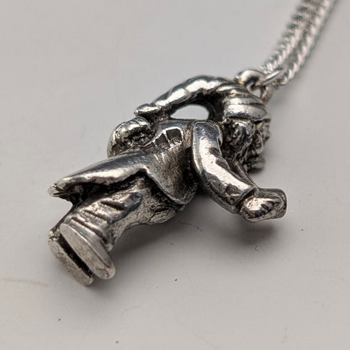 復古英式老煙鬥客純銀吊墜,搭配純銀項鍊,總重7.6克。