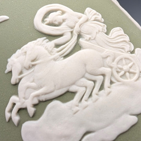 一對復古的韋奇伍德綠色碧玉花瓶。