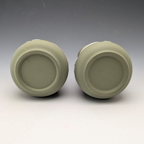 一對復古的韋奇伍德綠色碧玉花瓶。