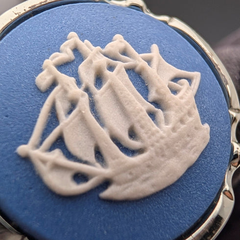 英国ウェッジウッド カフリンクス&ネクタイピン ブルージャスパー帆船丸形カメオ シルバーカラー台座ケース付