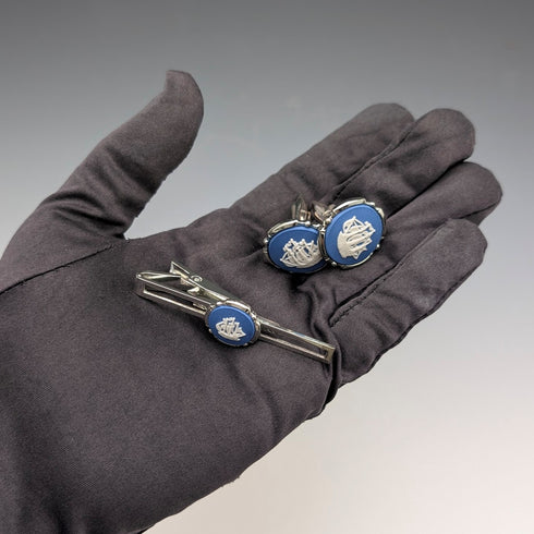 英国ウェッジウッド カフリンクス&ネクタイピン ブルージャスパー帆船丸形カメオ シルバーカラー台座ケース付