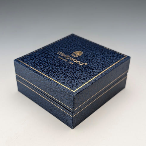 英國韋奇伍德袖扣和領帶夾,飾有黑色碧玉帆船方形浮雕,搭配金色底座盒