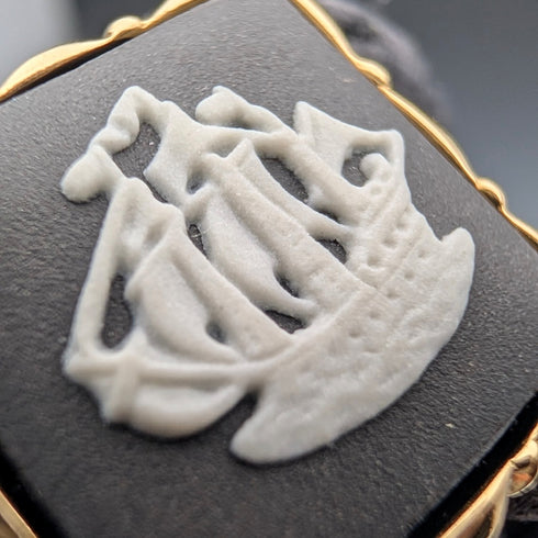 英國韋奇伍德袖扣和領帶夾,飾有黑色碧玉帆船方形浮雕,搭配金色底座盒