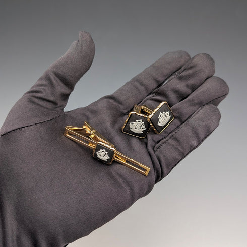 英國韋奇伍德袖扣和領帶夾,飾有黑色碧玉帆船方形浮雕,搭配金色底座盒