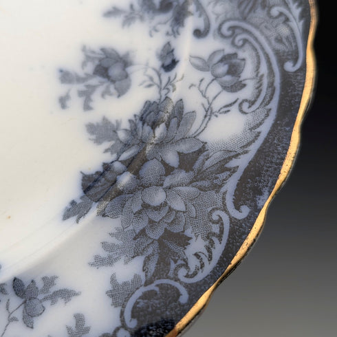 一對英國韋奇伍德公司出品的古董伯靈頓圖案半瓷午餐盤。