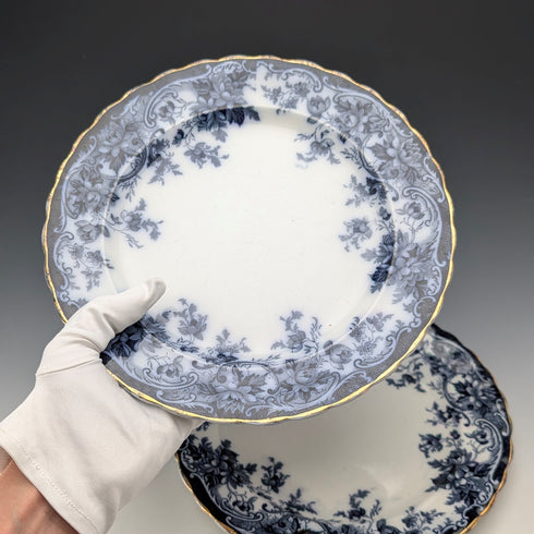 一對英國韋奇伍德公司出品的古董伯靈頓圖案半瓷午餐盤。