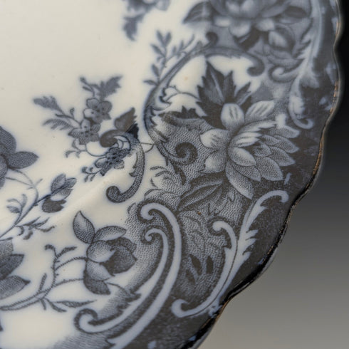 一對英國古董伯靈頓圖案半瓷餐盤,由韋奇伍德公司製造。