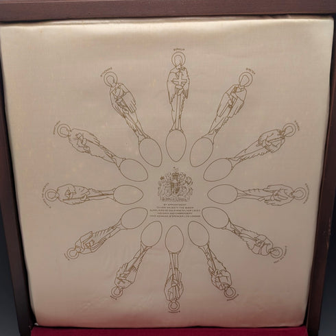 1975年聖保羅大教堂使徒套裝,包含12把純銀茶匙和一枚純銀獎章,總重457克,木盒,Toye, Kenning & Spencer出品