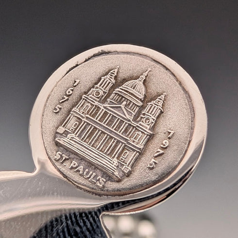 1975年聖保羅大教堂使徒套裝,包含12把純銀茶匙和一枚純銀獎章,總重457克,木盒,Toye, Kenning & Spencer出品