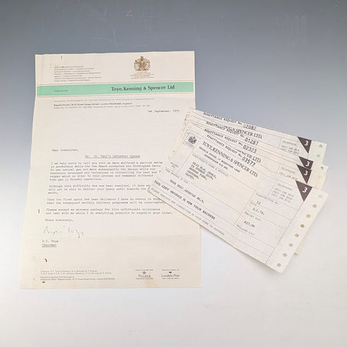 1975年聖保羅大教堂使徒套裝,包含12把純銀茶匙和一枚純銀獎章,總重457克,木盒,Toye, Kenning & Spencer出品