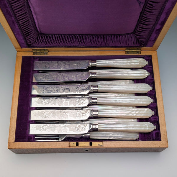 一組六件英國古董餐具,配有珍珠母貝手柄和純銀飾件,托馬斯·特納 (Thomas Turner) 設計,帶盒。