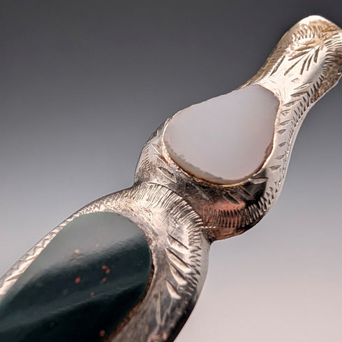 英國古董純銀胸針,鑲嵌三顆彩色寶石,採用蘇格蘭深色飾面。