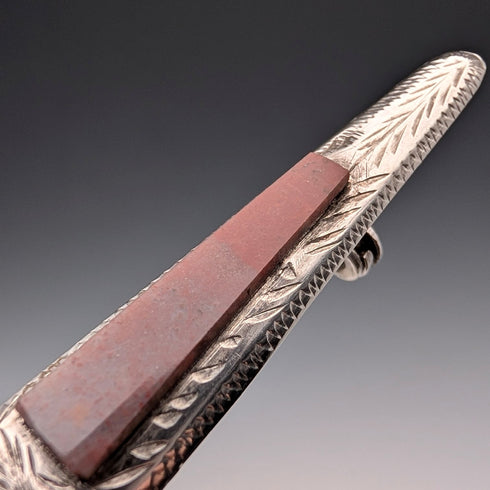 英國古董純銀胸針,鑲嵌三顆彩色寶石,採用蘇格蘭深色飾面。