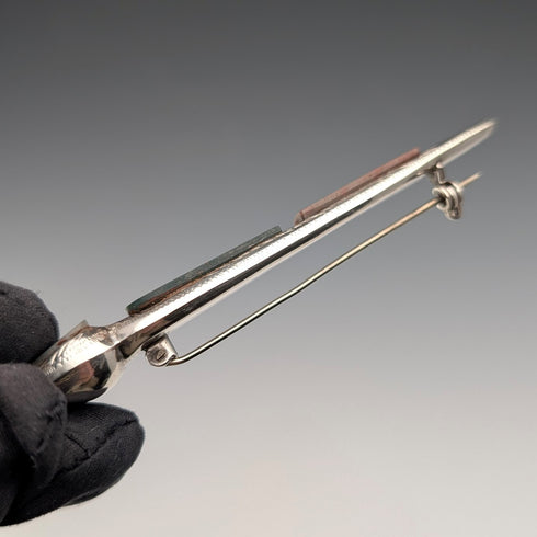 英國古董純銀胸針,鑲嵌三顆彩色寶石,採用蘇格蘭深色飾面。