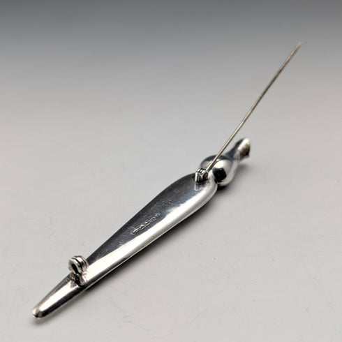 英國古董純銀胸針,鑲嵌三顆彩色寶石,採用蘇格蘭深色飾面。