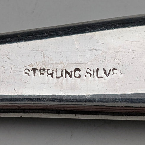 英國古董純銀胸針,鑲嵌三顆彩色寶石,採用蘇格蘭深色飾面。