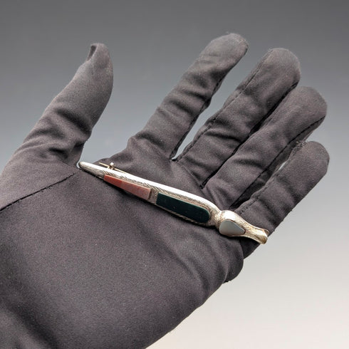 英國古董純銀胸針,鑲嵌三顆彩色寶石,採用蘇格蘭深色飾面。