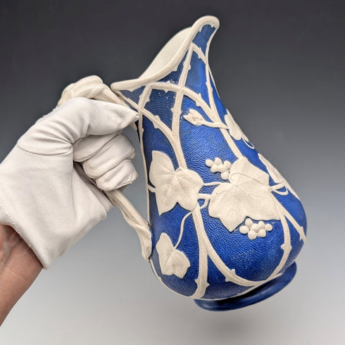 英國維多利亞時期中期古董陶瓷水壺,飾有葡萄浮雕圖案