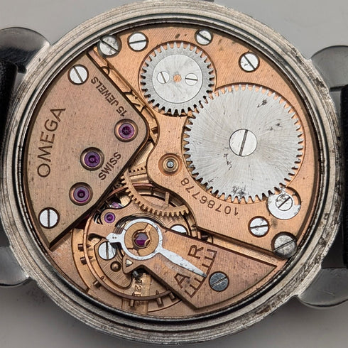 約1946年歐米茄男士機械腕錶,Cal. 30T2PC機芯,蜘蛛耳式錶耳,黑色錶盤,走時良好