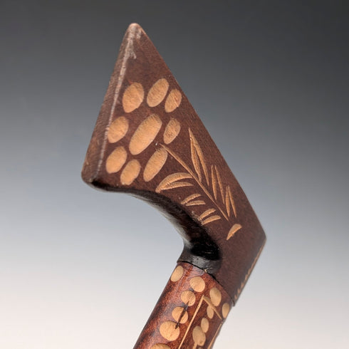 復古棕色杖身手杖,飾有雕刻木質裝飾,斧形手柄,長85公分。