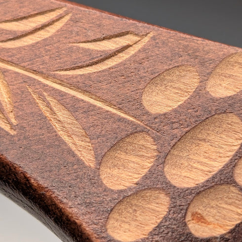 復古棕色杖身手杖,飾有雕刻木質裝飾,斧形手柄,長85公分。