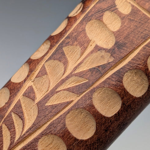 復古棕色杖身手杖,飾有雕刻木質裝飾,斧形手柄,長85公分。